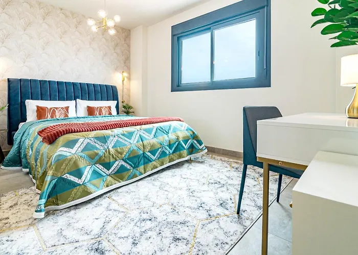 Inf25E- Tastefully Furnished Flat, Estepona Center